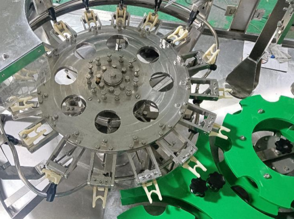 新品推薦：沖洗灌裝壓蓋三合一自動(dòng)灌裝線